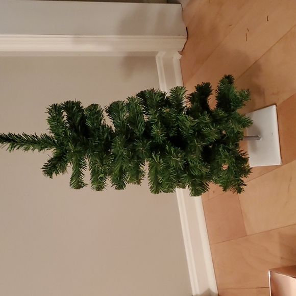 Small tabletop Christmas tree with concrete base - Picture 8 of 8